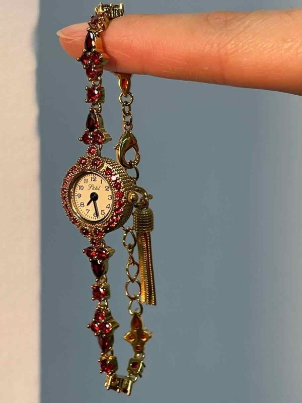 Small Fine Pomegranate Light Luxury 2024 New $169.00 Dana Fashion Color: Gold Women's Accessories Product information: Case back type: Ordinary Movement type: quartz movement Popular elements: fine steel Display mode: Pointer type Shape: round Packing lis