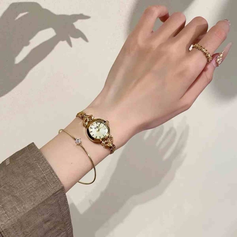 Small Fine Pomegranate Light Luxury 2024 New $169.00 Dana Fashion Color: Gold Women's Accessories Product information: Case back type: Ordinary Movement type: quartz movement Popular elements: fine steel Display mode: Pointer type Shape: round Packing lis