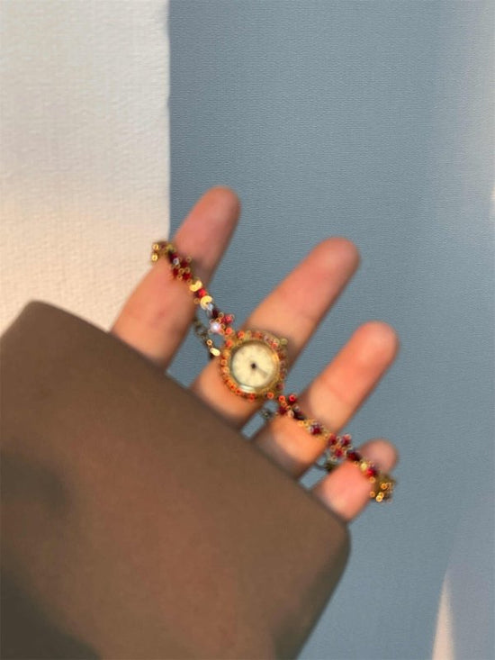 Small Fine Pomegranate Light Luxury 2024 New $169.00 Dana Fashion Color: Gold Women's Accessories Product information: Case back type: Ordinary Movement type: quartz movement Popular elements: fine steel Display mode: Pointer type Shape: round Packing lis