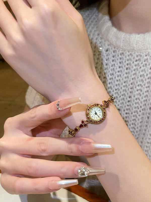 Small Fine Pomegranate Light Luxury 2024 New $169.00 Dana Fashion Color: Gold Women's Accessories Product information: Case back type: Ordinary Movement type: quartz movement Popular elements: fine steel Display mode: Pointer type Shape: round Packing lis