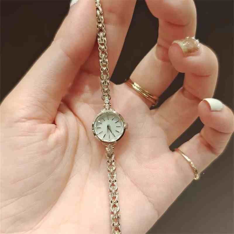 Small Fine Pomegranate Light Luxury 2024 New $169.00 Dana Fashion Color: Rose Gold Women's Accessories Product information: Case back type: Ordinary Movement type: quartz movement Popular elements: fine steel Display mode: Pointer type Shape: round Packin