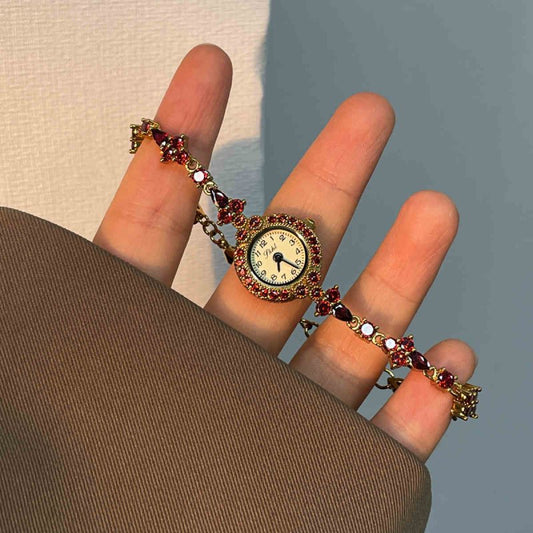 Small Fine Pomegranate Light Luxury 2024 New $169.00 Dana Fashion Color: Gold Women's Accessories Product information: Case back type: Ordinary Movement type: quartz movement Popular elements: fine steel Display mode: Pointer type Shape: round Packing lis