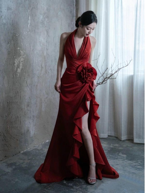 Socialite Style Wine Red Elegant Halter Bride Wedding Toast Dress $180.88 Dana Fashion Color: Red Size: L Women's clothing Product information: Fabric name: Silk Color: red Sleeve type: Regular Main fabric composition: Spandex Waist Type: Mid waist Applic