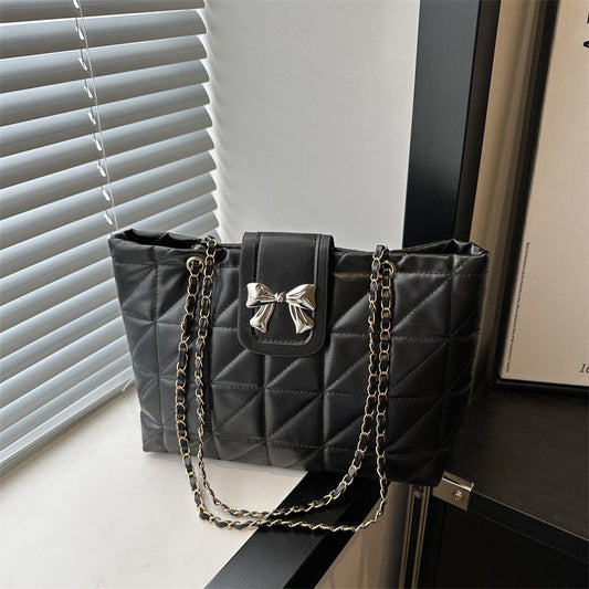 Soft Rhombus Chain Bag Large Capacity Totes $23.76 Dana Fashion Color: Black Women's Bags Product information: Lining texture: Polyester Color: black, white, brown, pink Hardness: medium and soft Material: PU Suitcase shape: Horizontal Square Number of sh