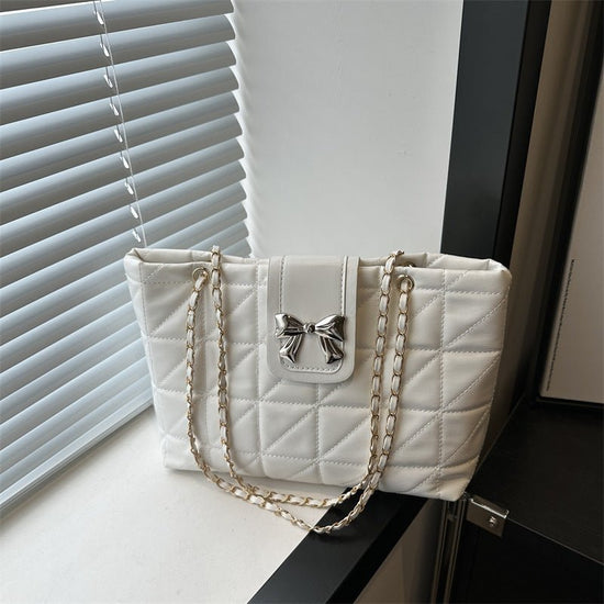 Soft Rhombus Chain Bag Large Capacity Totes $23.76 Dana Fashion Color: Black Women's Bags Product information: Lining texture: Polyester Color: black, white, brown, pink Hardness: medium and soft Material: PU Suitcase shape: Horizontal Square Number of sh