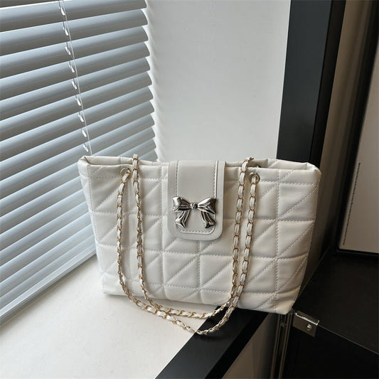 Soft Rhombus Chain Bag Large Capacity Totes $23.76 Dana Fashion Color: Black Women's Bags Product information: Lining texture: Polyester Color: black, white, brown, pink Hardness: medium and soft Material: PU Suitcase shape: Horizontal Square Number of sh