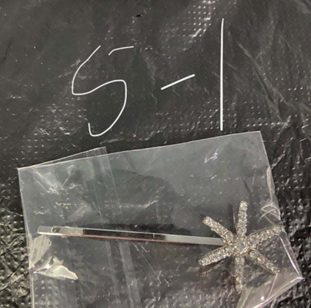 Star Hairpin Cute Trumpet Rhinestone Bobby Pin $9.50 Dana Fashion Color: A Little Star Purity: Gold Plating Women's Accessories Product information: Treatment Process: Electroplating Color: One Little Star, two XINGX, Moon, one diamond, five-piece set, on