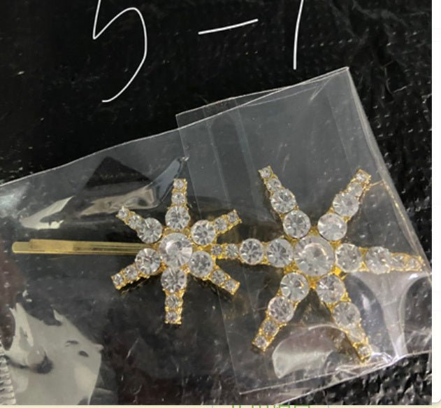 Star Hairpin Cute Trumpet Rhinestone Bobby Pin $9.50 Dana Fashion Color: Two Stars Purity: Gold Plating Women's Accessories Product information: Treatment Process: Electroplating Color: One Little Star, two XINGX, Moon, one diamond, five-piece set, one bi
