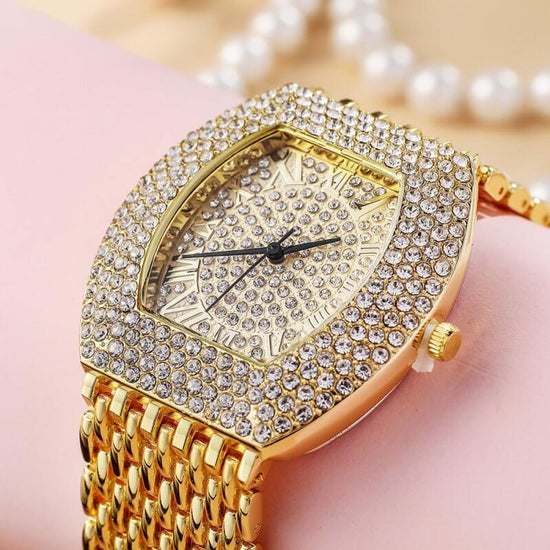 Steel Band Diamond Barrel Ladies Watch Gypsophila $79.50 Dana Fashion Color: Gold Women's Accessories Product information: Special functions: decoration, chronograph, calendar Display Type: Pointer Applicable people: female Waterproof: no Movement type: Q
