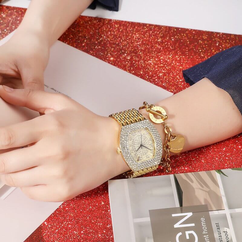 Steel Band Diamond Barrel Ladies Watch Gypsophila $79.50 Dana Fashion Color: Gold Women's Accessories Product information: Special functions: decoration, chronograph, calendar Display Type: Pointer Applicable people: female Waterproof: no Movement type: Q