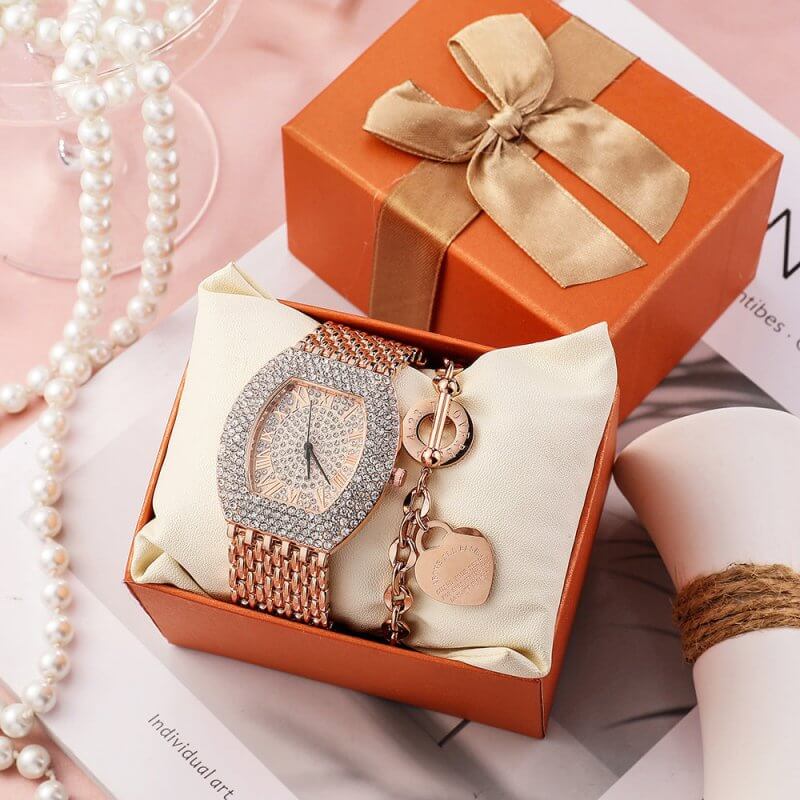 Steel Band Diamond Barrel Ladies Watch Gypsophila $79.50 Dana Fashion Color: Gold Women's Accessories Product information: Special functions: decoration, chronograph, calendar Display Type: Pointer Applicable people: female Waterproof: no Movement type: Q