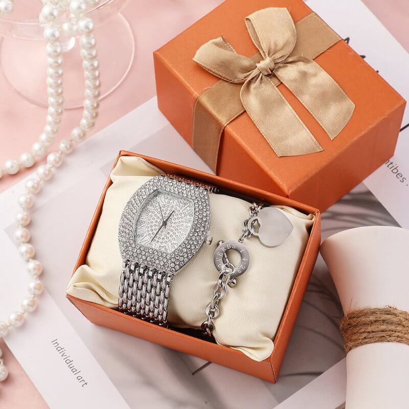Steel Band Diamond Barrel Ladies Watch Gypsophila $79.50 Dana Fashion Color: Silver Women's Accessories Product information: Special functions: decoration, chronograph, calendar Display Type: Pointer Applicable people: female Waterproof: no Movement type: