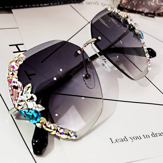 Stereo drilling Sunglasses female diamond Sunglasses sunscreen glasses UV protection $25.00 Dana Fashion Color: Grey Women's Accessories Lens material: resin Frame material: plate UV resistance grade: UV400 Lens color: Neon (gray) three-dimensional diamon