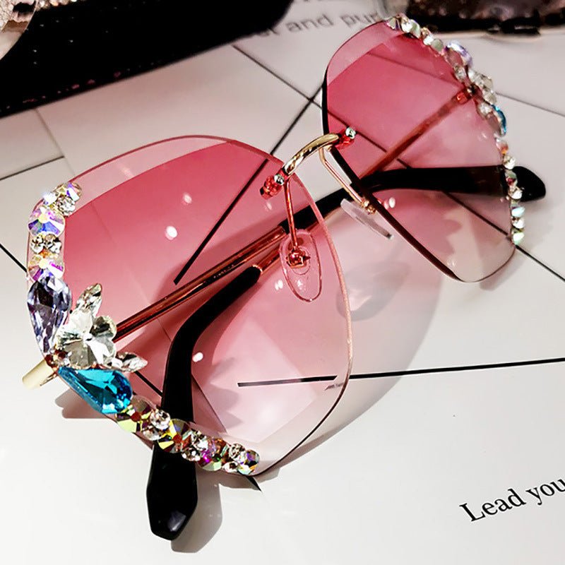 Stereo drilling Sunglasses female diamond Sunglasses sunscreen glasses UV protection $25.00 Dana Fashion Color: Pink Women's Accessories Lens material: resin Frame material: plate UV resistance grade: UV400 Lens color: Neon (gray) three-dimensional diamon