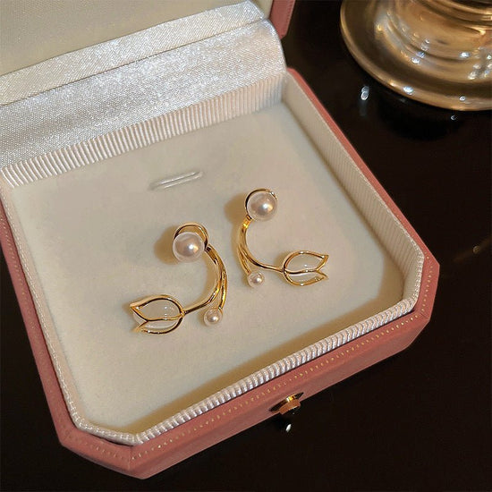 Sterling Silver Needle Tulip Stud Earrings For Women $15.50 Dana Fashion Color: Necklace 4222 Women's Accessories Product information: Treatment Process: Electroplating Color: Sterling Silver Needle-4192, necklace-4222 Material: Alloy Shape: Flower Packin