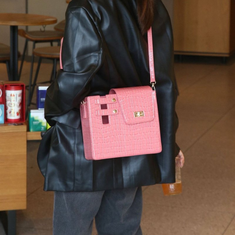 Stone Pattern Special-interest Design Crossbody Bag $59.00 Dana Fashion Color: Black Women's Bags Product information: Color: pink, black, brown Material: PU Suitcase shape: Bucket Bag internal structure: file bag Popular elements: Lock Number of shoulder