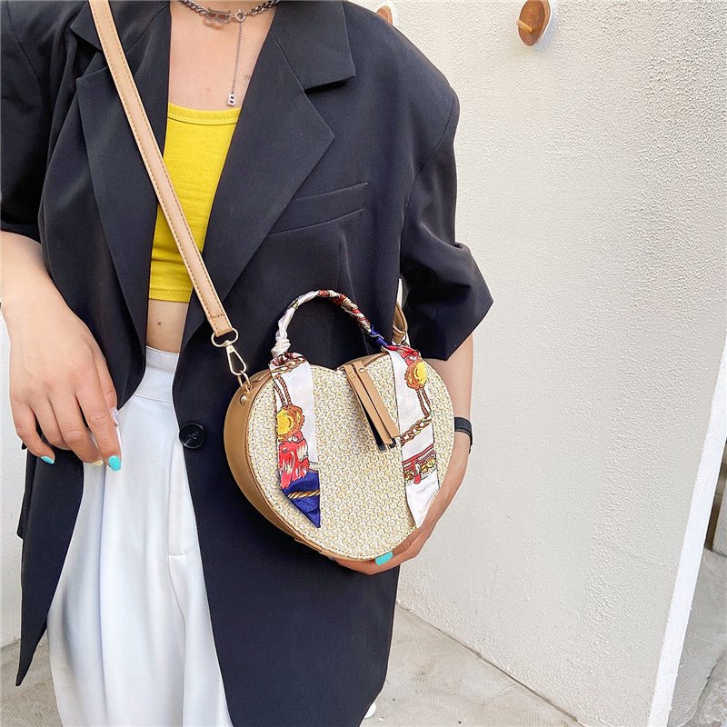 Straw Silk Scarf Spring Simple Shoulder Messenger Phone Bag $39.99 Dana Fashion Color: Creamy white Women's Bags Product information: Lining texture: Polyester Color: creamy-white, khaki Outer bag type: Sandwich pocket Hardness: soft Material: Straw Suitc