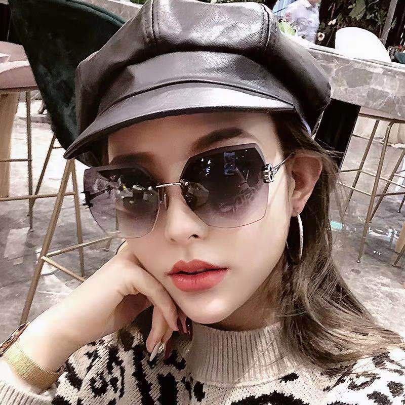 Street clap glasses sun shade sunglasses $16.90 Dana Fashion Color: Gradual ash Women's Accessories Structure of glasses: frame Polarized or not: no Lens material: PC Style: fashion Frame material: metal UV resistance level: UV400 Visible light fluoroscop