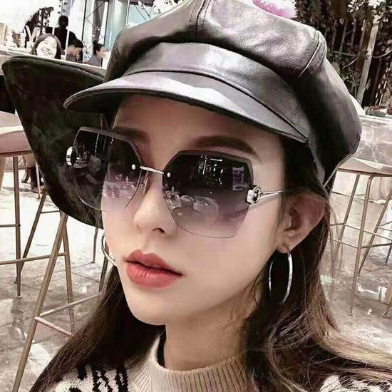 Street clap glasses sun shade sunglasses $16.90 Dana Fashion Color: Gradual ash Women's Accessories Structure of glasses: frame Polarized or not: no Lens material: PC Style: fashion Frame material: metal UV resistance level: UV400 Visible light fluoroscop