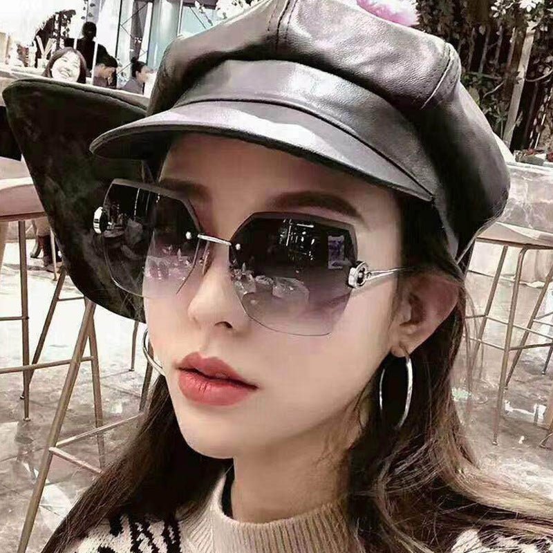 Street clap glasses sun shade sunglasses $16.90 Dana Fashion Color: Gradual ash Women's Accessories Structure of glasses: frame Polarized or not: no Lens material: PC Style: fashion Frame material: metal UV resistance level: UV400 Visible light fluoroscop