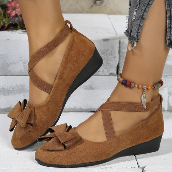 Suede Bow Cross Elastic Band Wedge Oversized Shoes $29.90 Dana Fashion Color: Dark Brown Bow Size: 36 Women's shoes Product information: Pattern: solid color Lining material: imitation leather Applicable sports: Universal Color: gray bow, dark brown bow,