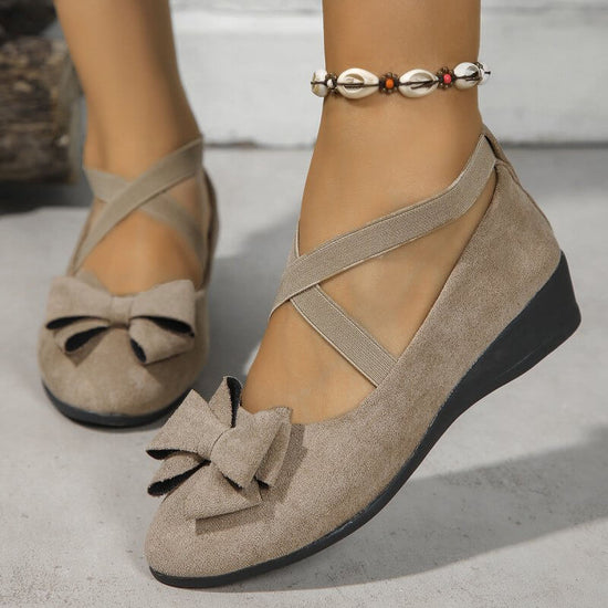 Suede Bow Cross Elastic Band Wedge Oversized Shoes $29.90 Dana Fashion Color: Khaki Bow Size: 36 Women's shoes Product information: Pattern: solid color Lining material: imitation leather Applicable sports: Universal Color: gray bow, dark brown bow, khaki