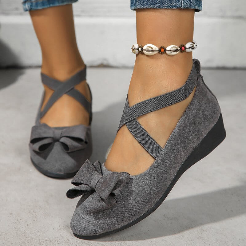 Suede Bow Cross Elastic Band Wedge Oversized Shoes $29.90 Dana Fashion Color: Gray Bow Size: 36 Women's shoes Product information: Pattern: solid color Lining material: imitation leather Applicable sports: Universal Color: gray bow, dark brown bow, khaki