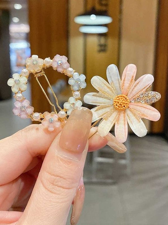 Summer Alloy Handmade Temperament Petals Barrettes $20.00 Dana Fashion Color: 4Piece set of card buckles Women's Accessories Product information: Processing process: manual Color: 1# flower style, 2# garland style, 3# Crescent style, 4# love style Applica