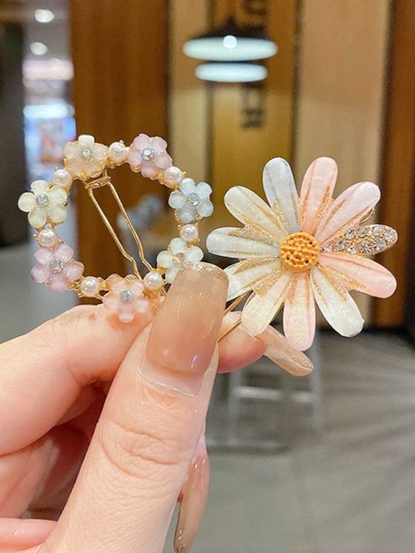 Summer Alloy Handmade Temperament Petals Barrettes $20.00 Dana Fashion Color: 4Piece set of card buckles Women's Accessories Product information: Processing process: manual Color: 1# flower style, 2# garland style, 3# Crescent style, 4# love style Applica