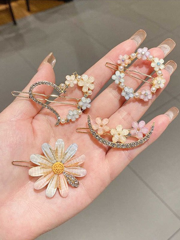 Summer Alloy Handmade Temperament Petals Barrettes $20.00 Dana Fashion Color: 4Piece set of card buckles Women's Accessories Product information: Processing process: manual Color: 1# flower style, 2# garland style, 3# Crescent style, 4# love style Applica