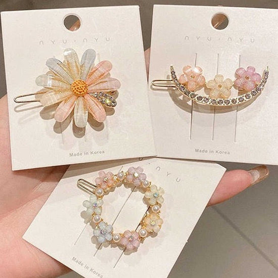 Summer Alloy Handmade Temperament Petals Barrettes $20.00 Dana Fashion Color: 4Piece set of card buckles Women's Accessories Product information: Processing process: manual Color: 1# flower style, 2# garland style, 3# Crescent style, 4# love style Applica