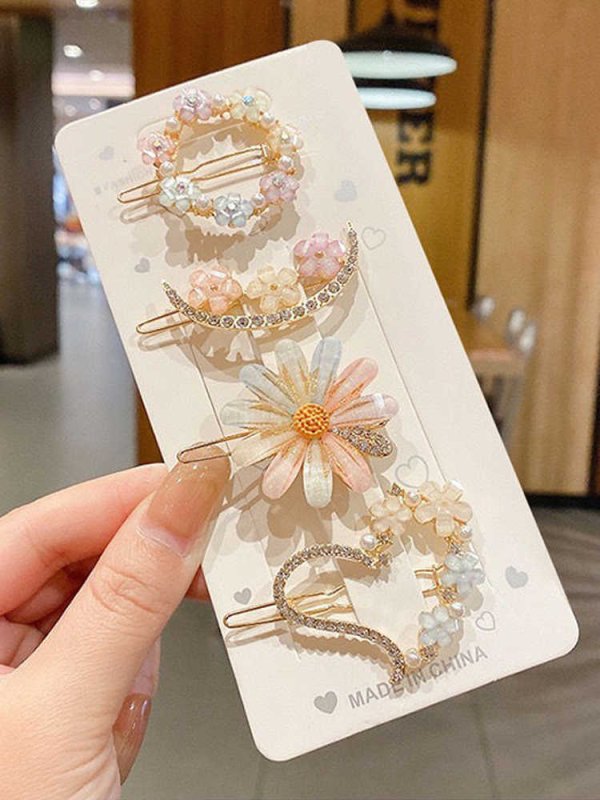 Summer Alloy Handmade Temperament Petals Barrettes $20.00 Dana Fashion Color: 4Piece set of card buckles Women's Accessories Product information: Processing process: manual Color: 1# flower style, 2# garland style, 3# Crescent style, 4# love style Applica