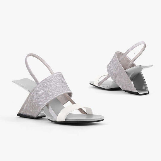 Summer Ethnic Style Women's Shoes Embroidered Sandals $149.50 Dana Fashion Color: Black Size: 34 Women's shoes Product information: Sole material: rubber Toe bracket shape: square head Color: gray, black, red Shoe Upper material: Cowhide Size: 34, 35, 36,