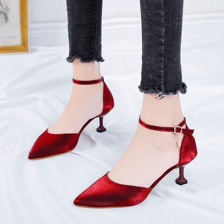 Summer New Pointed Toe Buckle Strap High Heel Leisure Sandals $33.60 Dana Fashion Color: Beige Size: 34 Women's shoes Product information: Lining material: PU Toe bracket shape: Tip Color: red, black, Milky White Shoe Upper material: Satin Size: 34, 35, 3