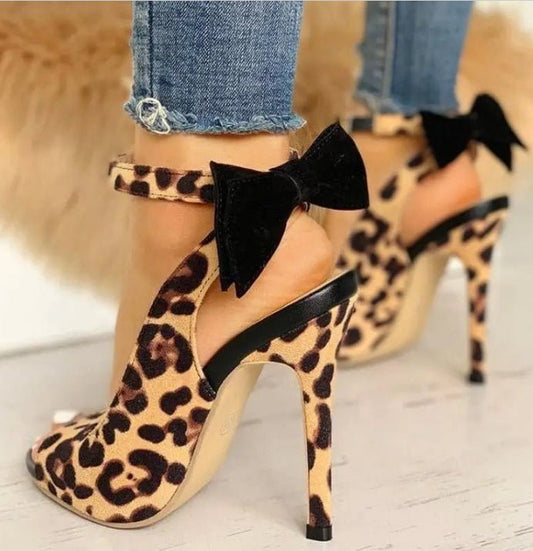 Summer Plus Size Sexy Stiletto Heel Sweet Bow Peep Toe Suede Sandals $52.26 Dana Fashion Color: Brown Size: 35 Women's shoes Product information: Lining material: PU Toe bracket shape: Fish Mouth Color: Brown Shoe Upper material: Suede Size: 35, 36, 37, 3