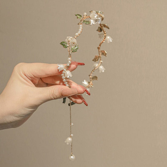 Super Fairy White Linglan Pearl Tassel Mori Temperament Elegant Headband $20.79 Dana Fashion Color: FS1160 Women's Accessories Product information: Process: Electroplating Applicable people: women Material: Alloy Popular elements: Lily Style: Cute Packing
