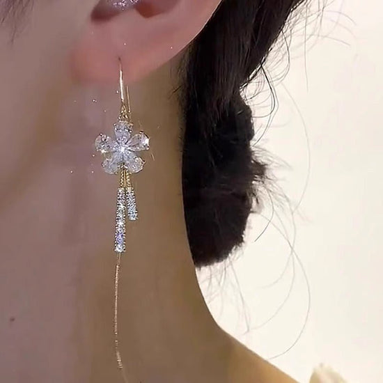 Super Flash Snowflake EAR Thread Women's Simple Fashion $20.00 Dana Fashion Color: Snowflake Ear Thread Women's Accessories Product information: Treatment Process: inlaid zircon Color: Snowflake EAR thread [18K gold plated]] Applicable population: Female