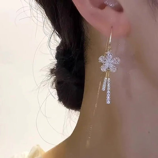 Super Flash Snowflake EAR Thread Women's Simple Fashion $20.00 Dana Fashion Color: Snowflake Ear Thread Women's Accessories Product information: Treatment Process: inlaid zircon Color: Snowflake EAR thread [18K gold plated]] Applicable population: Female