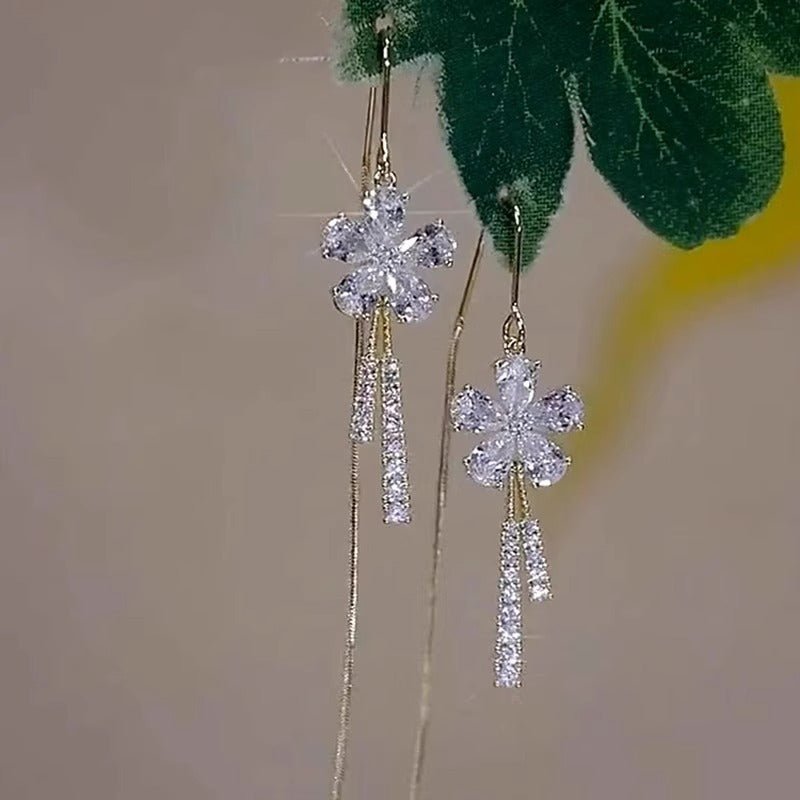 Super Flash Snowflake EAR Thread Women's Simple Fashion $20.00 Dana Fashion Color: Snowflake Ear Thread Women's Accessories Product information: Treatment Process: inlaid zircon Color: Snowflake EAR thread [18K gold plated]] Applicable population: Female