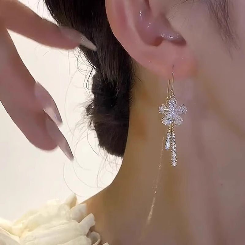 Super Flash Snowflake EAR Thread Women's Simple Fashion $20.00 Dana Fashion Color: Snowflake Ear Thread Women's Accessories Product information: Treatment Process: inlaid zircon Color: Snowflake EAR thread [18K gold plated]] Applicable population: Female