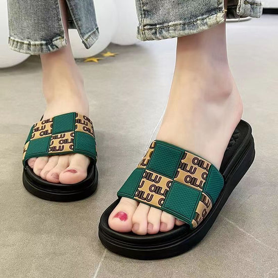 Thickened Summer Outdoor Women's Slippers $29.99 Dana Fashion Color: Black Size: 35to36 Women's shoes Product information: Lining material: no lining Toe holder shape: round head Shoe Upper material: artificial PU Size: 35-36 [standard size], 37-38 [stand