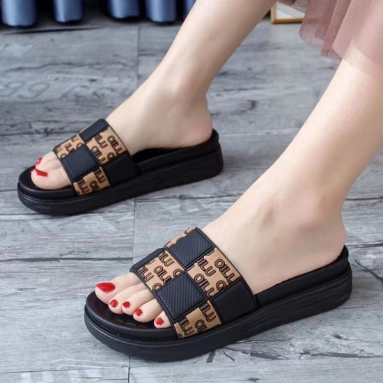 Thickened Summer Outdoor Women's Slippers $29.99 Dana Fashion Color: Black Size: 35to36 Women's shoes Product information: Lining material: no lining Toe holder shape: round head Shoe Upper material: artificial PU Size: 35-36 [standard size], 37-38 [stand