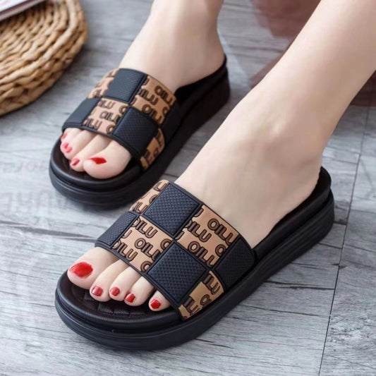 Thickened Summer Outdoor Women's Slippers $29.99 Dana Fashion Color: Black Size: 35to36 Women's shoes Product information: Lining material: no lining Toe holder shape: round head Shoe Upper material: artificial PU Size: 35-36 [standard size], 37-38 [stand
