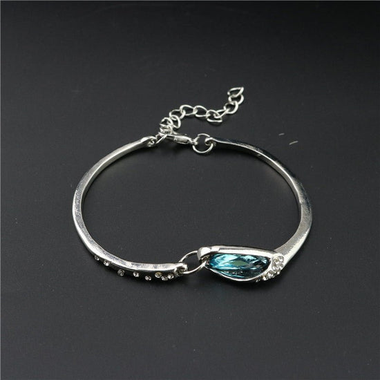 Three-piece necklace set $27.00 Dana Fashion Color: Blue Women's Accessories Style: Europe and America Material: Alloy Treatment process: diamond Style; women's style Set combination: earrings + accessories + jewelry Pendant material: alloy Pattern ;/spid