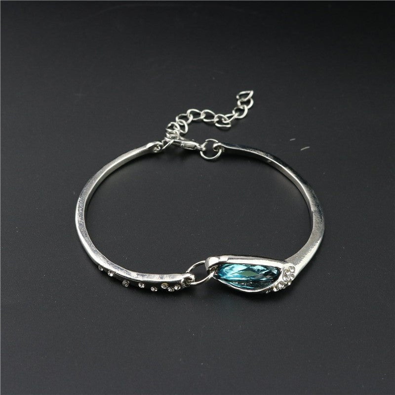 Three-piece necklace set $27.00 Dana Fashion Color: Blue Women's Accessories Style: Europe and America Material: Alloy Treatment process: diamond Style; women's style Set combination: earrings + accessories + jewelry Pendant material: alloy Pattern ;/spid