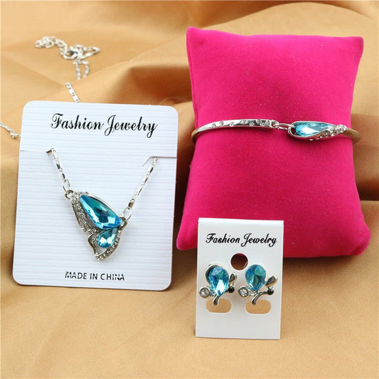 Three-piece necklace set $27.00 Dana Fashion Color: Blue Women's Accessories Style: Europe and America Material: Alloy Treatment process: diamond Style; women's style Set combination: earrings + accessories + jewelry Pendant material: alloy Pattern ;/spid
