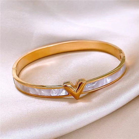 Titanium Steel V-shaped Female Bracelet Ins Special-interest Design Bracelet $24.52 Dana Fashion Color: Gold Women's Accessories Product information: Treatment Process: Electroplating Color: gold, rose gold, silver Material: titanium steel Popular element