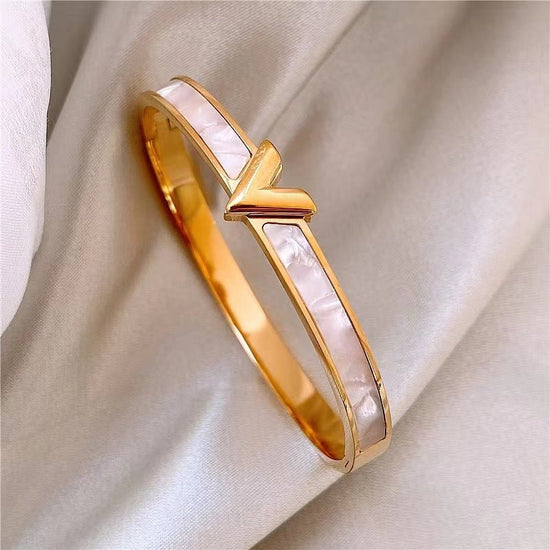Titanium Steel V-shaped Female Bracelet Ins Special-interest Design Bracelet $24.52 Dana Fashion Color: Gold Women's Accessories Product information: Treatment Process: Electroplating Color: gold, rose gold, silver Material: titanium steel Popular element