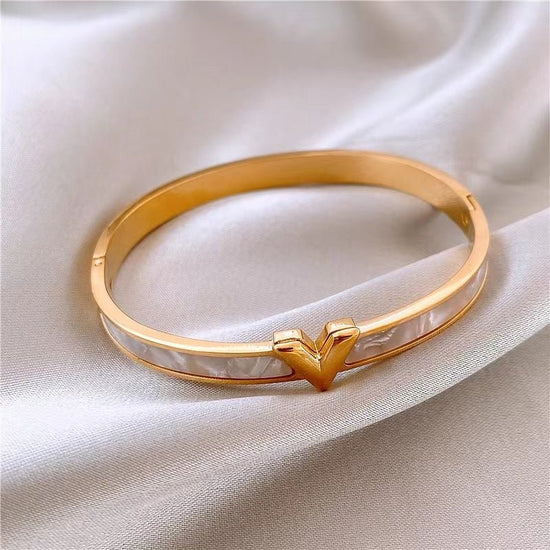 Titanium Steel V-shaped Female Bracelet Ins Special-interest Design Bracelet $24.52 Dana Fashion Color: Gold Women's Accessories Product information: Treatment Process: Electroplating Color: gold, rose gold, silver Material: titanium steel Popular element