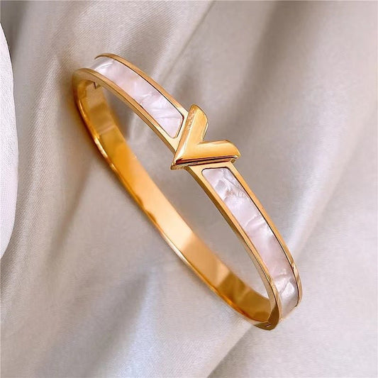 Titanium Steel V-shaped Female Bracelet Ins Special-interest Design Bracelet $24.52 Dana Fashion Color: Gold Women's Accessories Product information: Treatment Process: Electroplating Color: gold, rose gold, silver Material: titanium steel Popular element